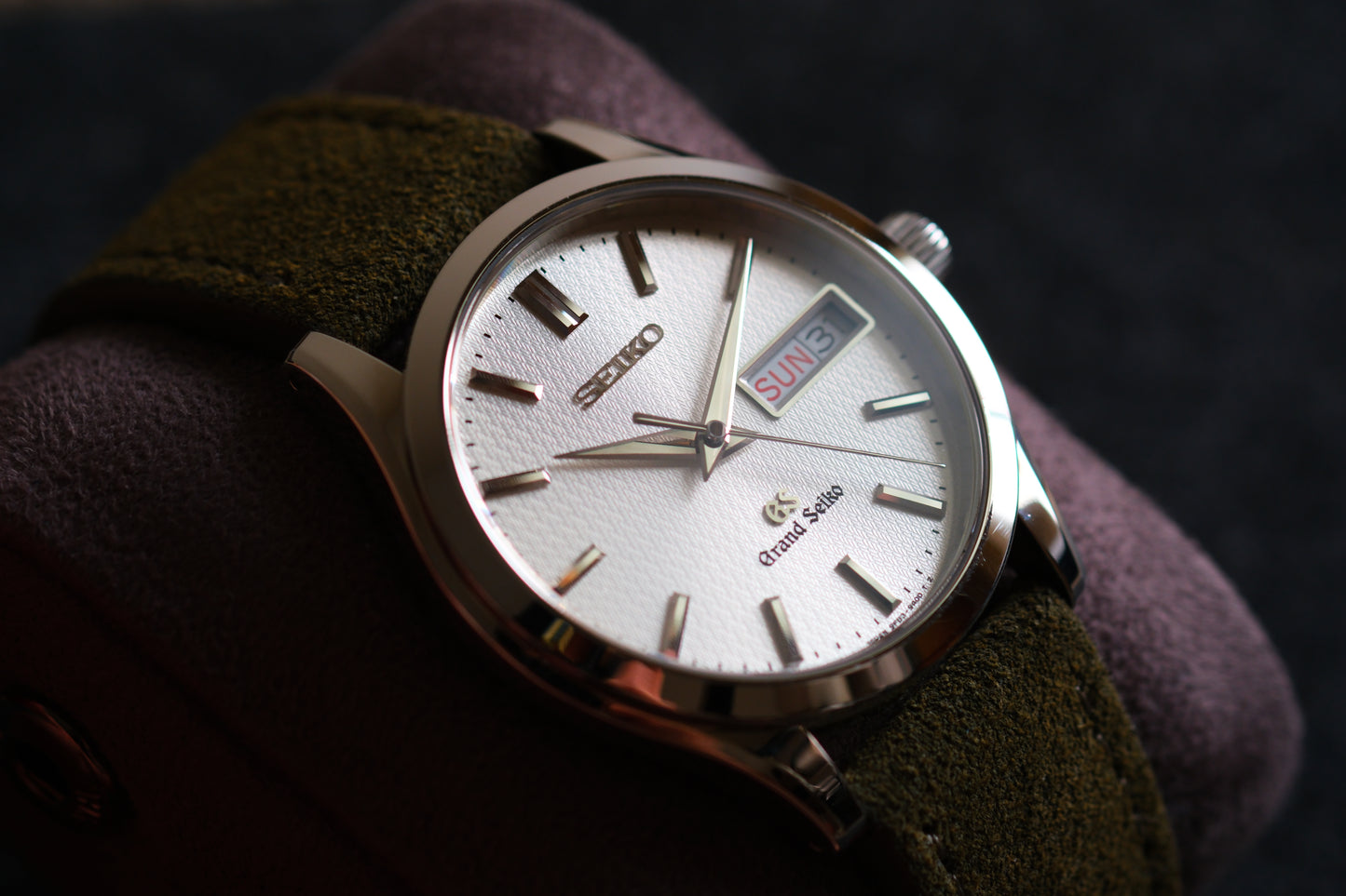 Grand Seiko 9F83-9A00 Quart Double Date Beautifull White Silver Texture Dial Excellent Condition