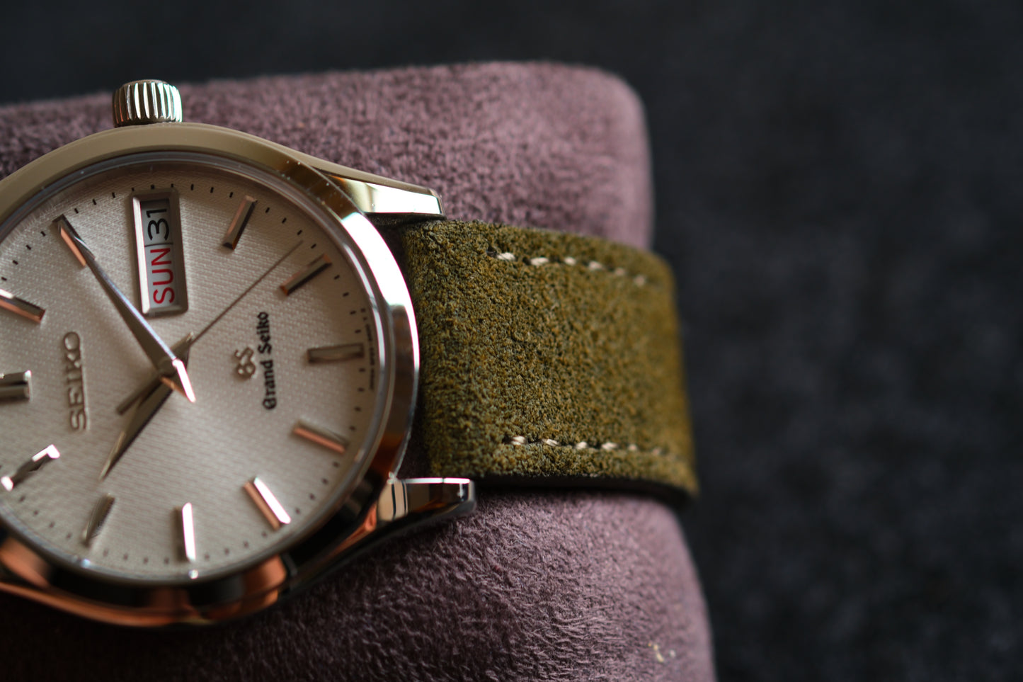 Grand Seiko 9F83-9A00 Quart Double Date Beautifull White Silver Texture Dial Excellent Condition