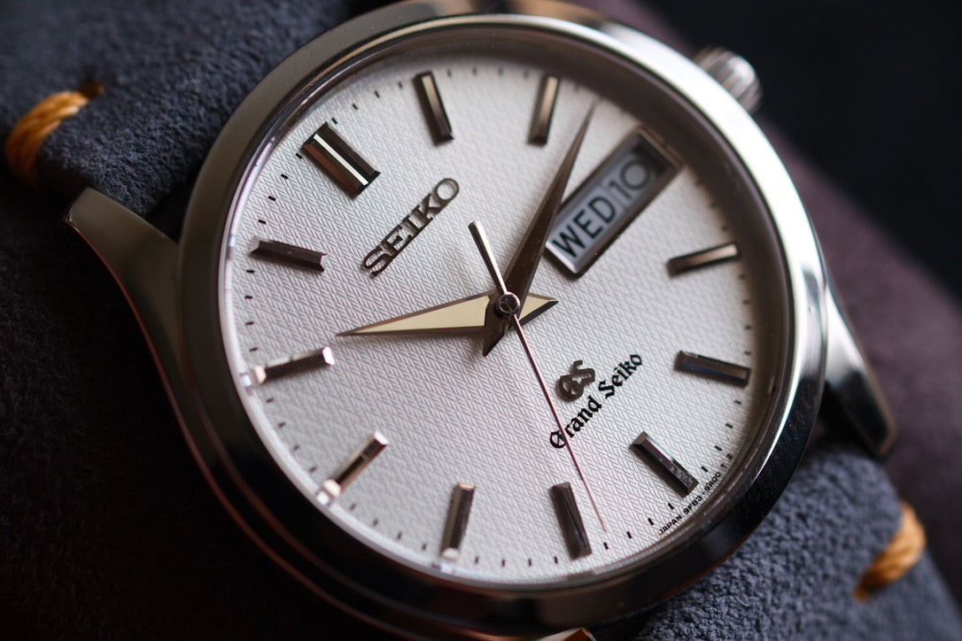 Grand Seiko 9F83-9A00 Quart Double Date Beautifull White Silver Texture Dial Mint Excellent Condition Full Serviced