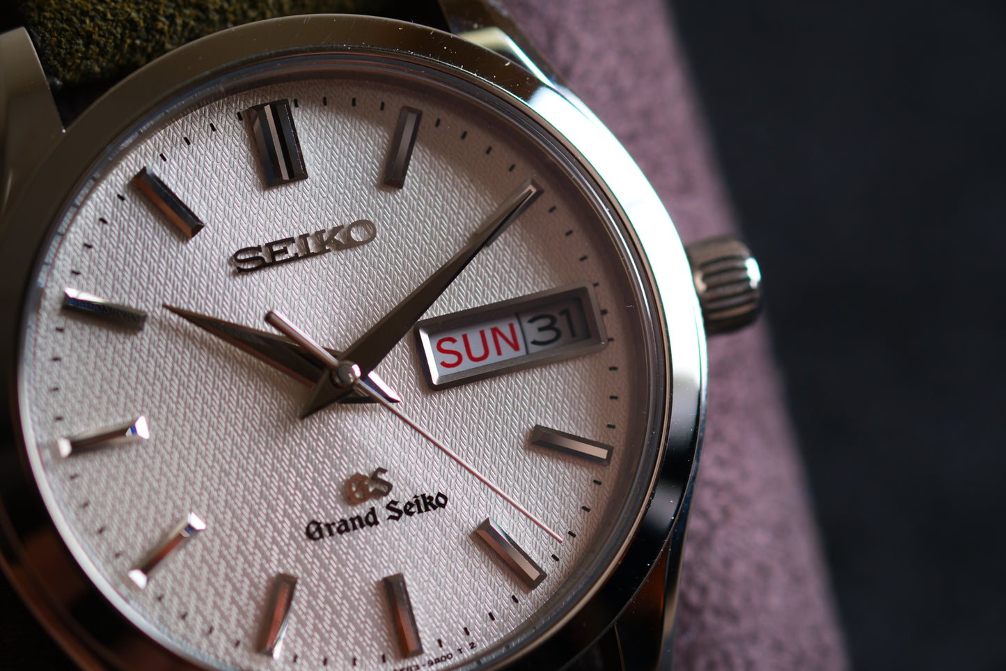 Grand Seiko 9F83-9A00 Quart Double Date Beautifull White Silver Texture Dial Excellent Condition
