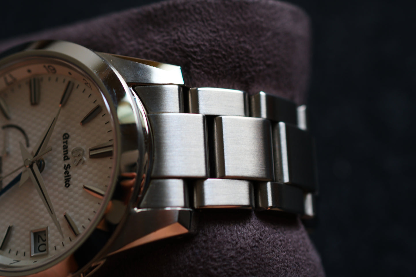 Grand Seiko SBGE209 9R66-0AE0 Spring Drive GMT Blue hands GMT Beautifull Texture Dial