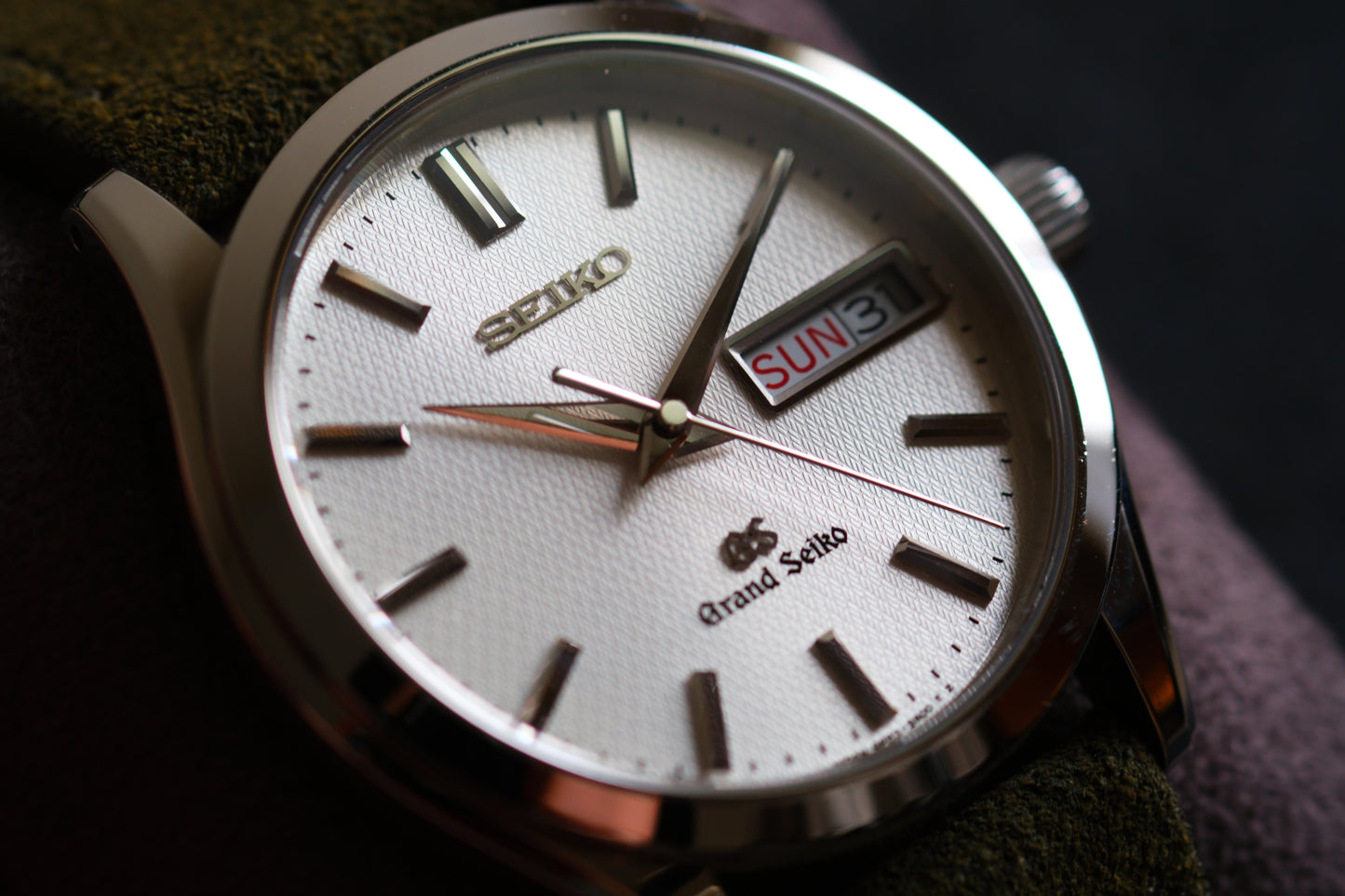 Grand Seiko 9F83-9A00 Quart Double Date Beautifull White Silver Texture Dial Excellent Condition