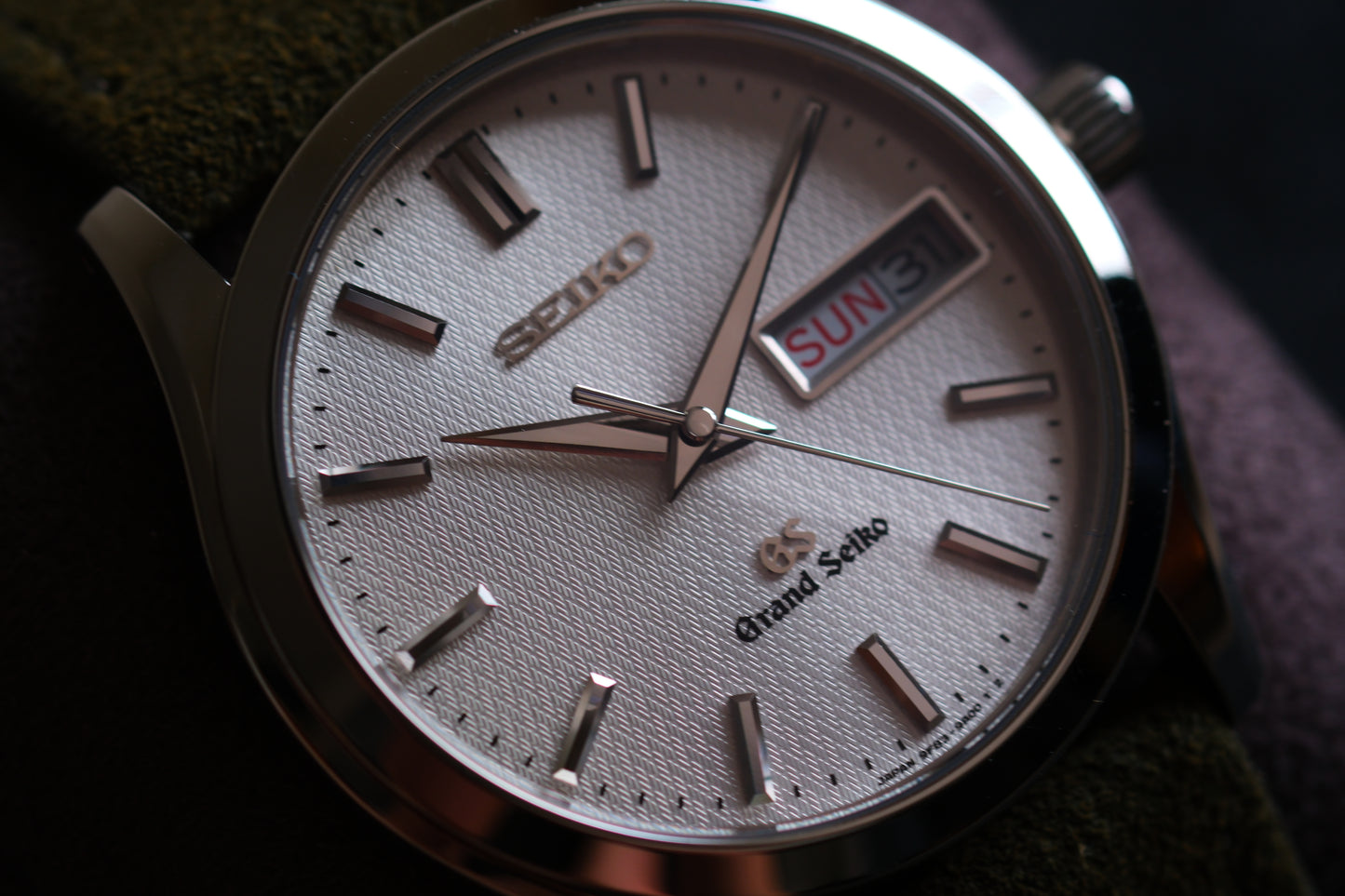 Grand Seiko 9F83-9A00 Quart Double Date Beautifull White Silver Texture Dial Excellent Condition