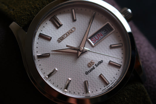 Grand Seiko 9F83-9A00 Quart Double Date Beautifull White Silver Texture Dial Excellent Condition