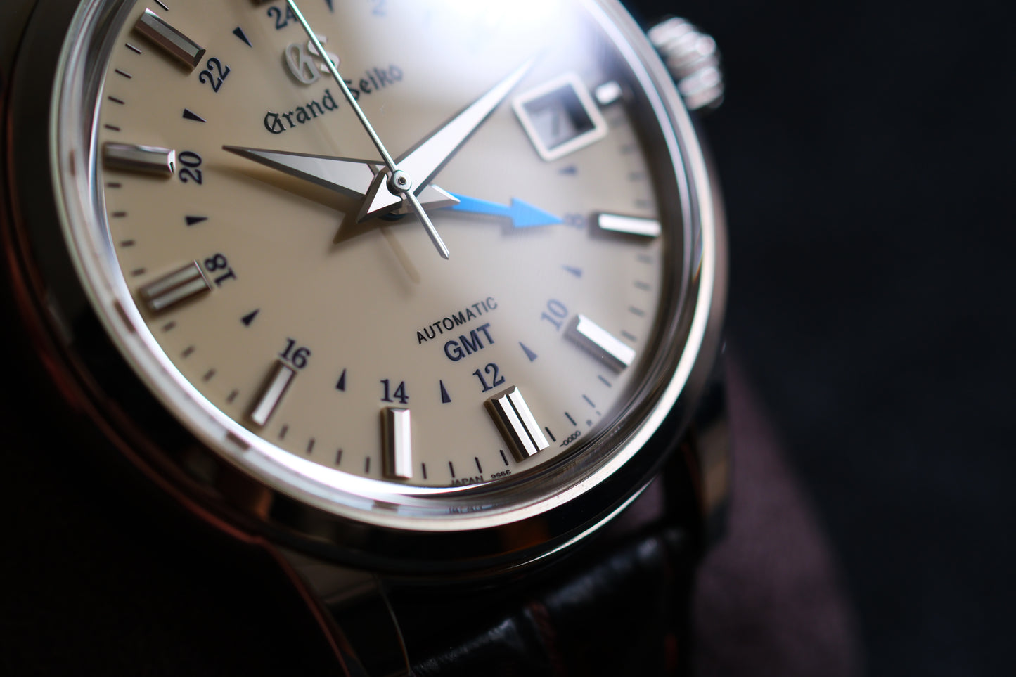 Grand Seiko SBGM221 9s66-00A0 Mechanical GMT Warm Ivory dial Excellent Condition Full Box Paper Hang Tag