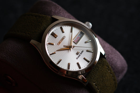 Grand Seiko 9F83-9A00 Quart Double Date Beautifull White Silver Texture Dial Excellent Condition