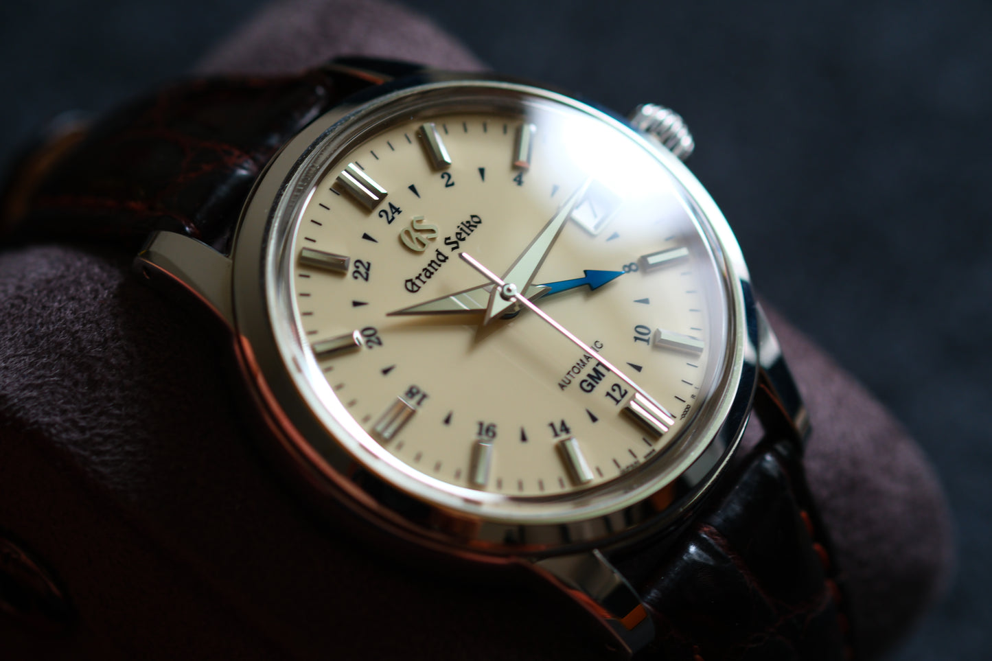 Grand Seiko SBGM221 9s66-00A0 Mechanical GMT Warm Ivory dial Excellent Condition Full Box Paper Hang Tag
