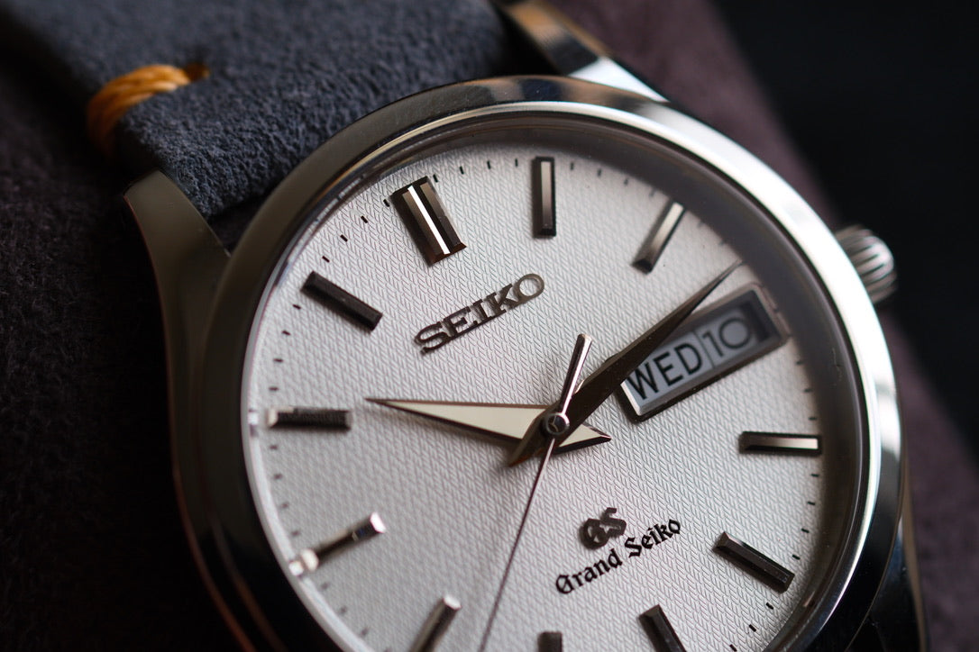 Grand Seiko 9F83-9A00 Quart Double Date Beautifull White Silver Texture Dial Mint Excellent Condition Full Serviced