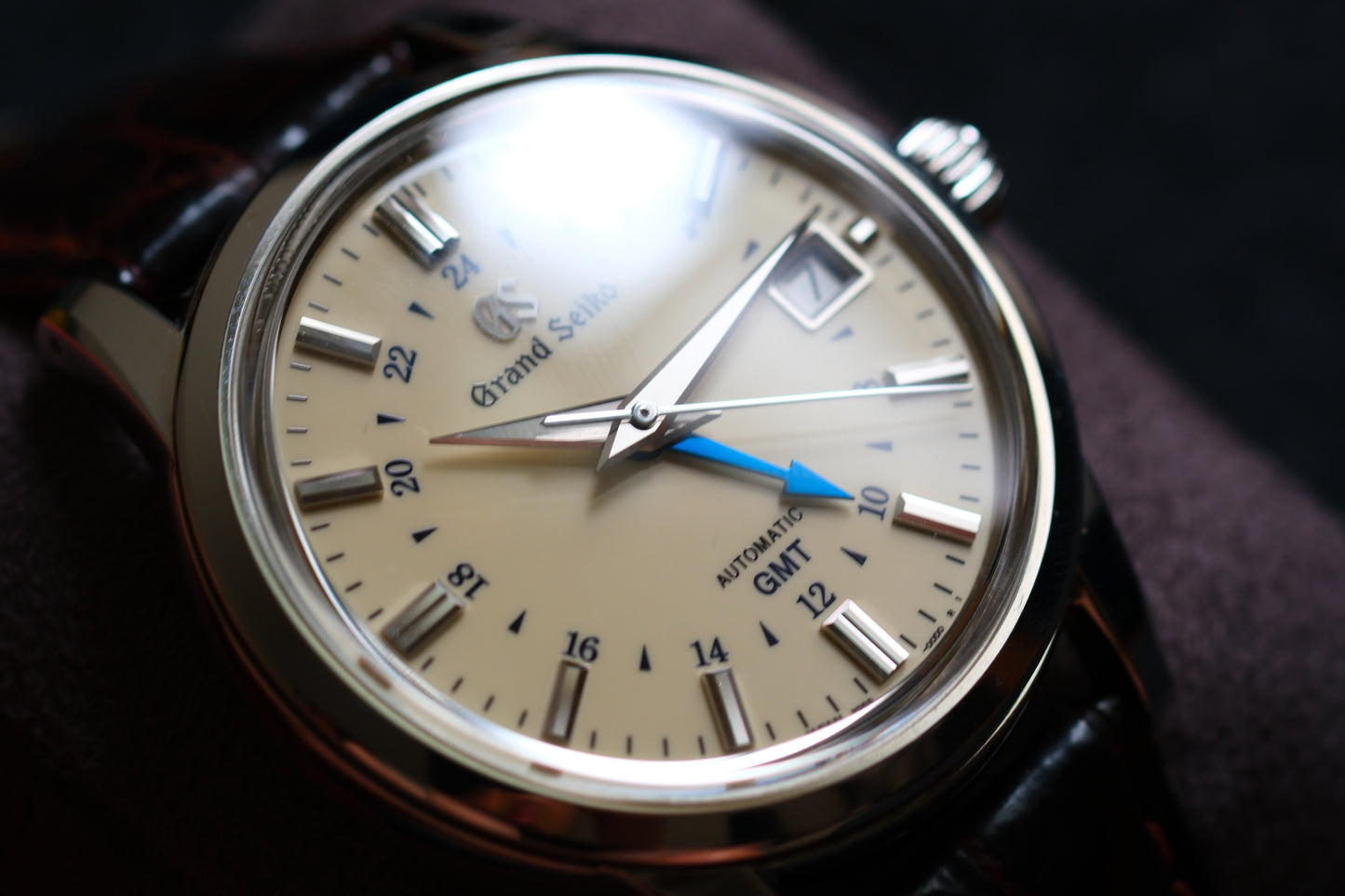 Grand Seiko SBGM221 9s66-00A0 Mechanical GMT Warm Ivory dial Excellent Condition Full Box Paper Hang Tag