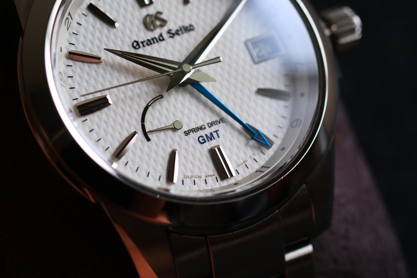Grand Seiko SBGE209 9R66-0AE0 Spring Drive GMT Blue hands GMT Beautifull Texture Dial