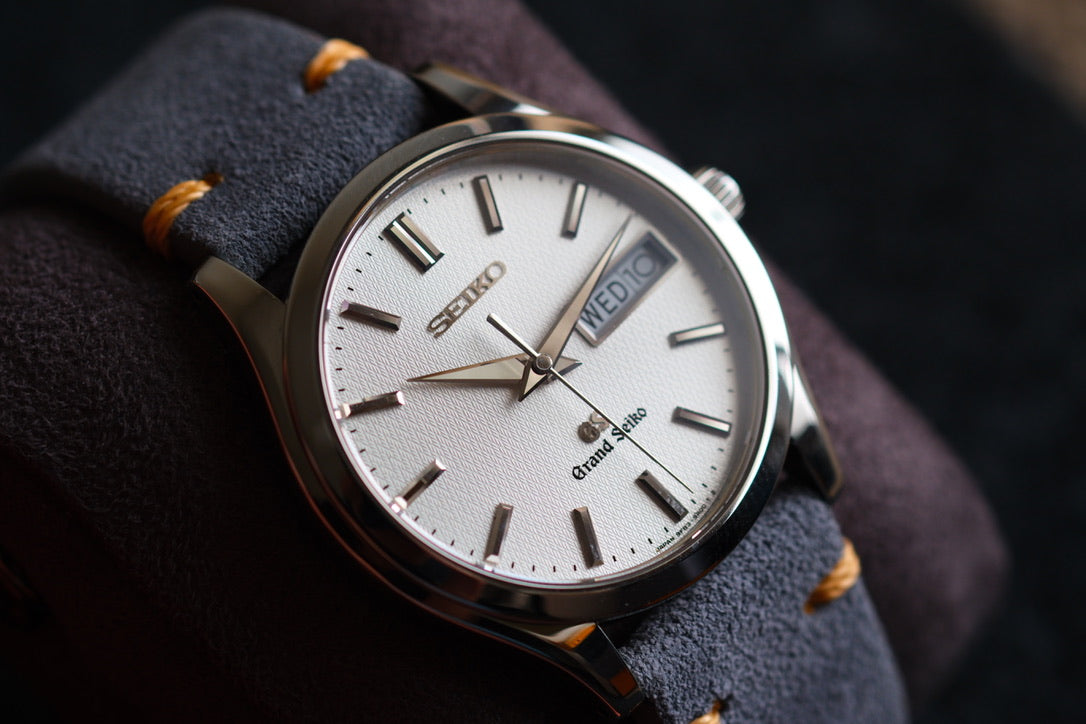 Grand Seiko 9F83-9A00 Quart Double Date Beautifull White Silver Texture Dial Mint Excellent Condition Full Serviced
