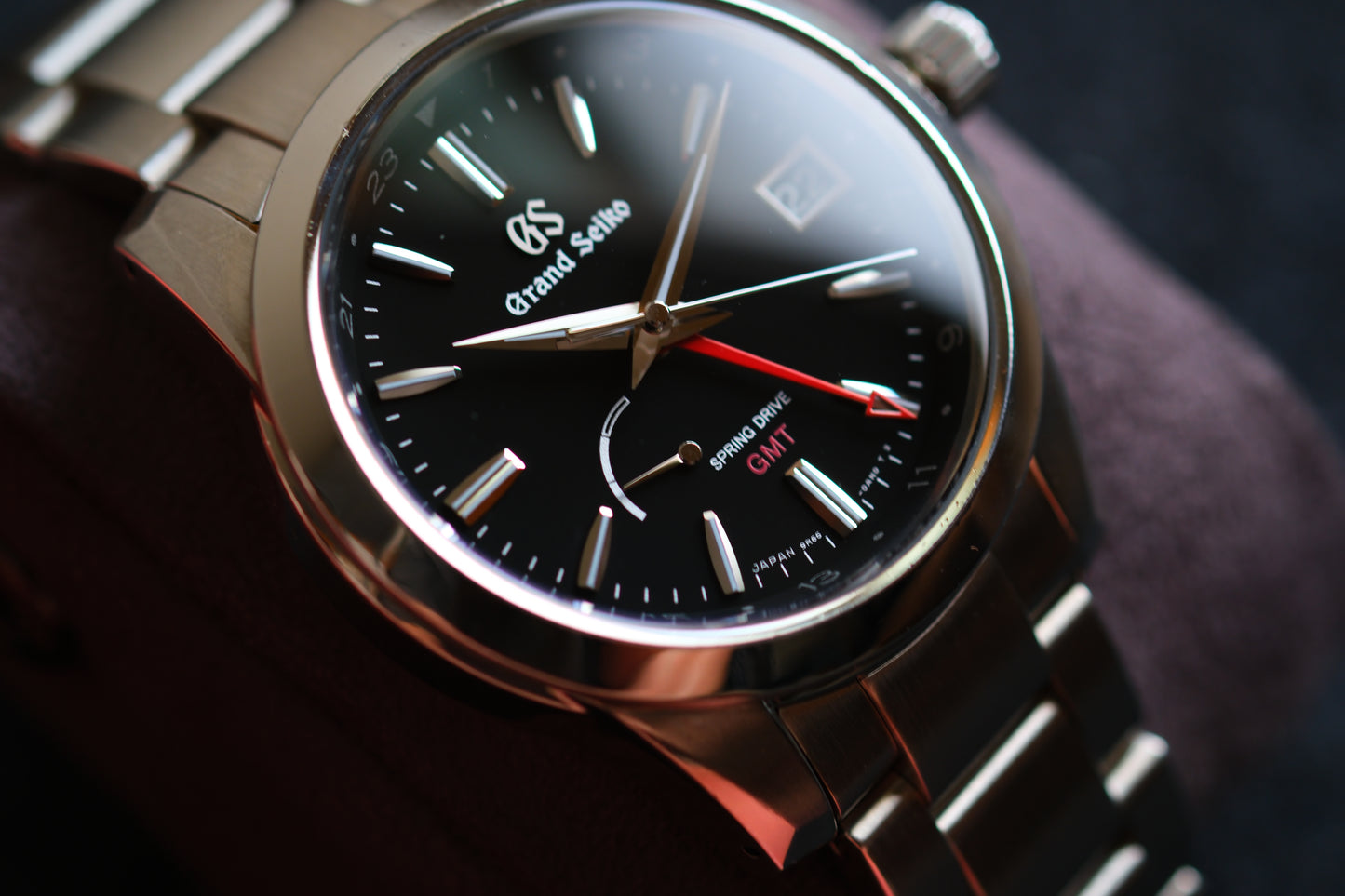 Grand Seiko SBGE213 9R66-0AE0 Spring Drive GMT Red Hands Black Dial Box Manual User Hang Tag Good Condition
