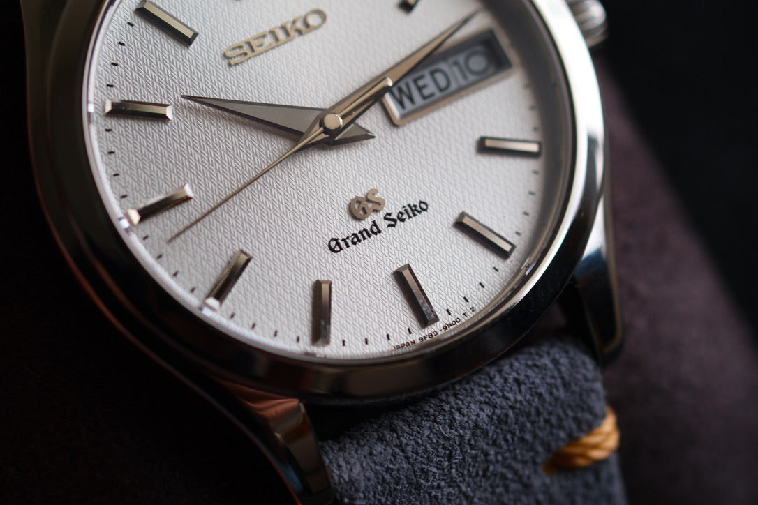 Grand Seiko 9F83-9A00 Quart Double Date Beautifull White Silver Texture Dial Mint Excellent Condition Full Serviced