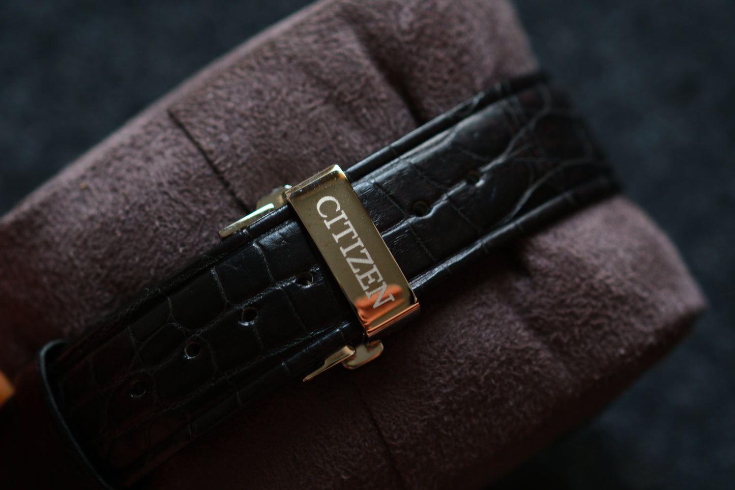 Citizen One AR5024-01E 1mm Movement Eco Drive Solar Power The World's First Black Dial Two tone Excellent Condition