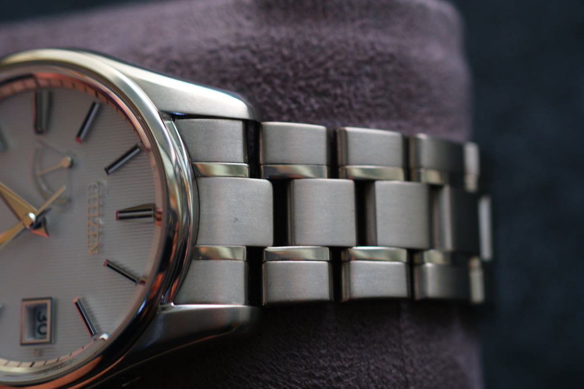 The Citizen Chronomaster AQ1020-51A Titanium Eco Drive Brushed-stripe White dial Box Manual User Excellent Condition