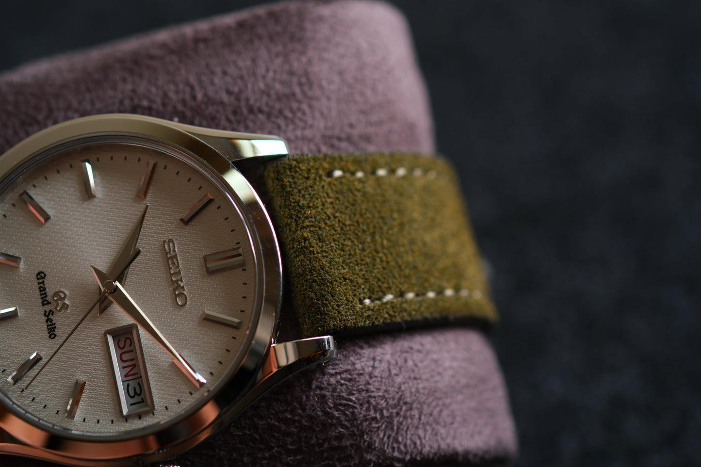 Grand Seiko 9F83-9A00 Quart Double Date Beautifull White Silver Texture Dial Excellent Condition