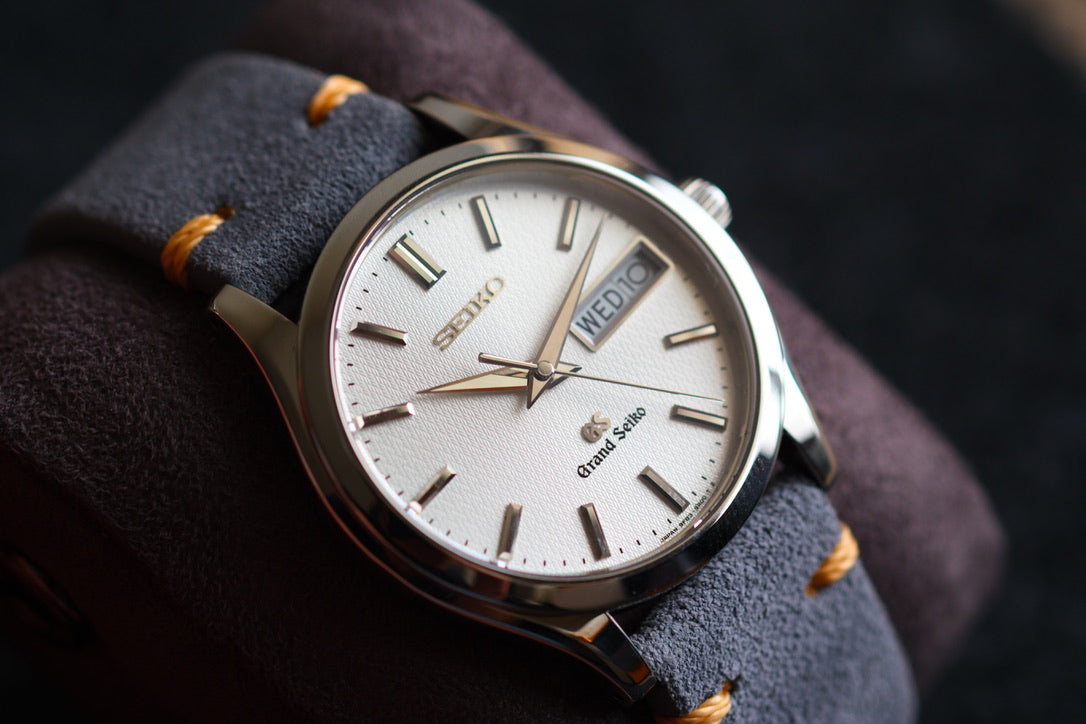 Grand Seiko 9F83-9A00 Quart Double Date Beautifull White Silver Texture Dial Mint Excellent Condition Full Serviced