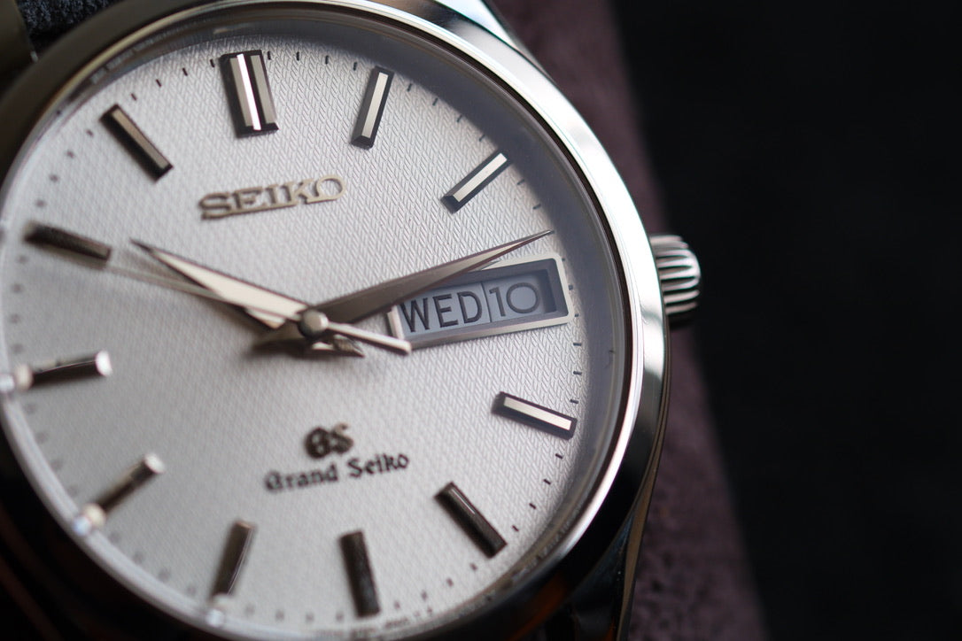Grand Seiko 9F83-9A00 Quart Double Date Beautifull White Silver Texture Dial Mint Excellent Condition Full Serviced