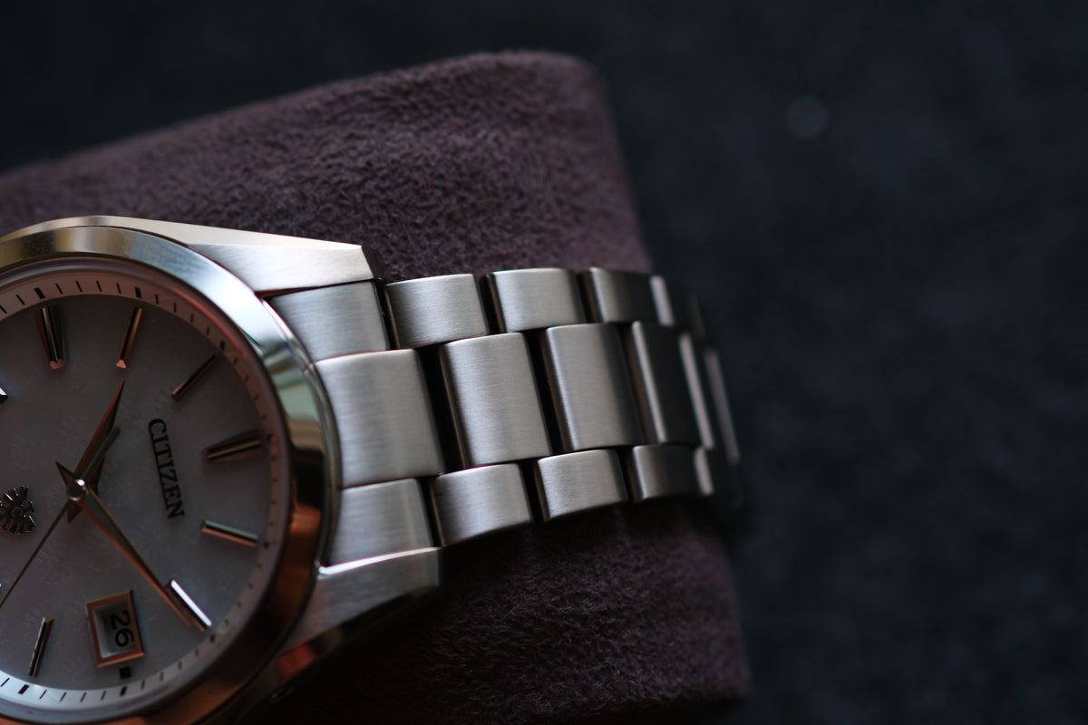 The Citizen AQ4060-50W Eco Drive A060-T026443 Limited Edition 300 MOP Eagle Texture Very Rare Full Box Paper Excelent Condition