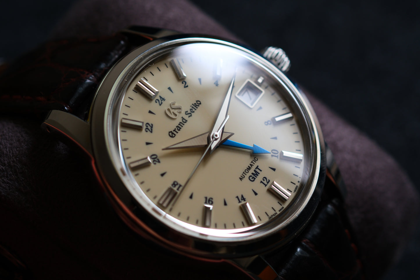 Grand Seiko SBGM221 9s66-00A0 Mechanical GMT Warm Ivory dial Excellent Condition Full Box Paper Hang Tag