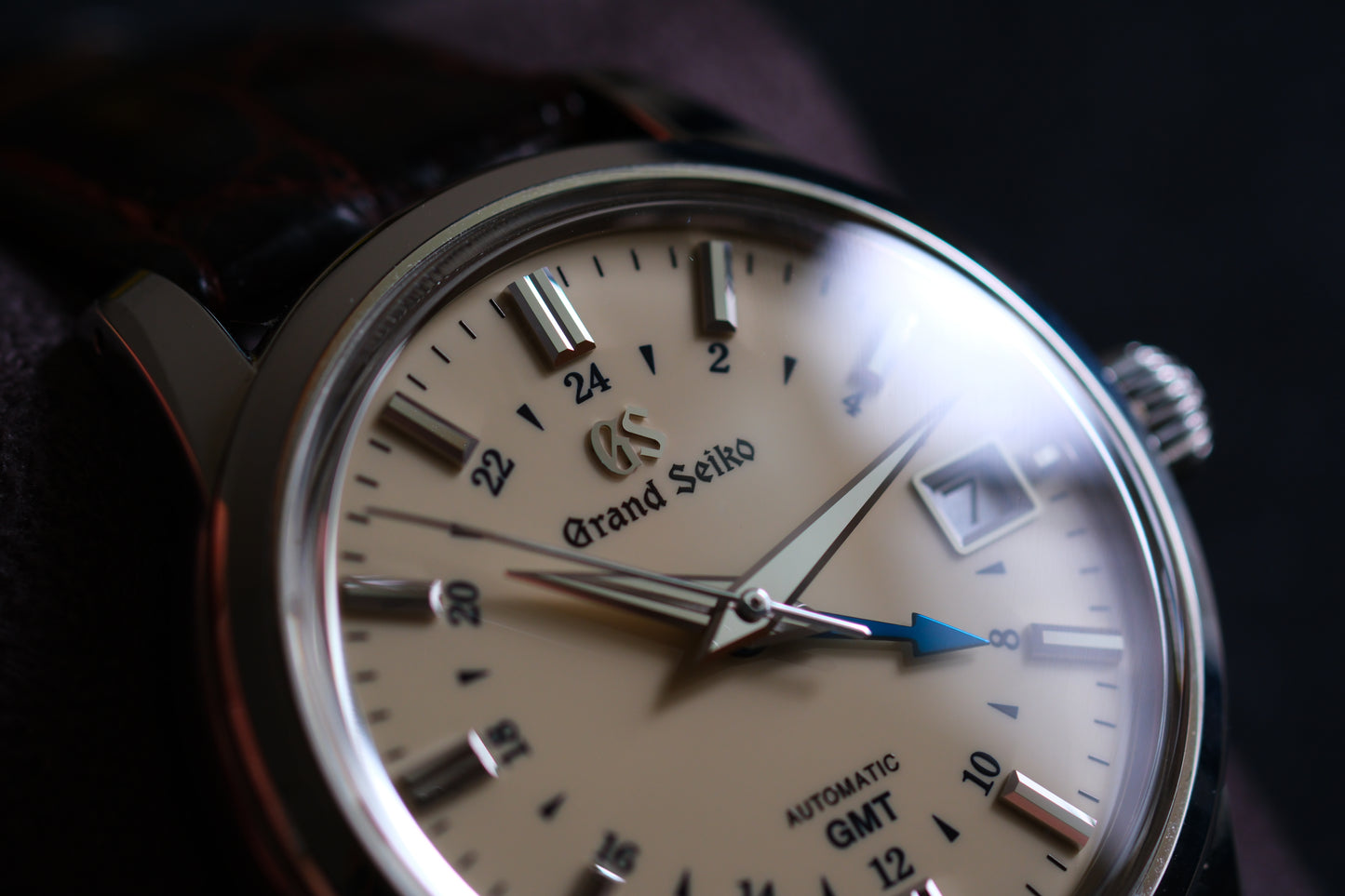 Grand Seiko SBGM221 9s66-00A0 Mechanical GMT Warm Ivory dial Excellent Condition Full Box Paper Hang Tag