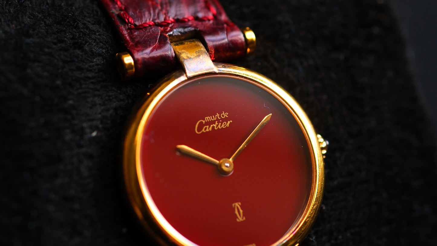 𝐂𝐚𝐫𝐭𝐢𝐞𝐫 𝟗𝟖𝟎’𝐬 𝐌𝐮𝐬𝐭 𝐝𝐞 𝐂𝐚𝐫𝐭𝐢𝐞𝐫 𝐕𝐞𝐧𝐝𝐨̂𝐦𝐞 𝐑𝐞𝐝 𝐁𝐮𝐫𝐠𝐮𝐧𝐝𝐲 𝐋𝐚𝐜𝐪𝐮𝐞𝐫 𝐃𝐢𝐚𝐥 | Excellent Condition