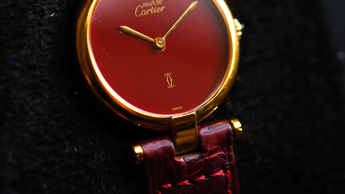 𝐂𝐚𝐫𝐭𝐢𝐞𝐫 𝟗𝟖𝟎’𝐬 𝐌𝐮𝐬𝐭 𝐝𝐞 𝐂𝐚𝐫𝐭𝐢𝐞𝐫 𝐕𝐞𝐧𝐝𝐨̂𝐦𝐞 𝐑𝐞𝐝 𝐁𝐮𝐫𝐠𝐮𝐧𝐝𝐲 𝐋𝐚𝐜𝐪𝐮𝐞𝐫 𝐃𝐢𝐚𝐥 | Excellent Condition