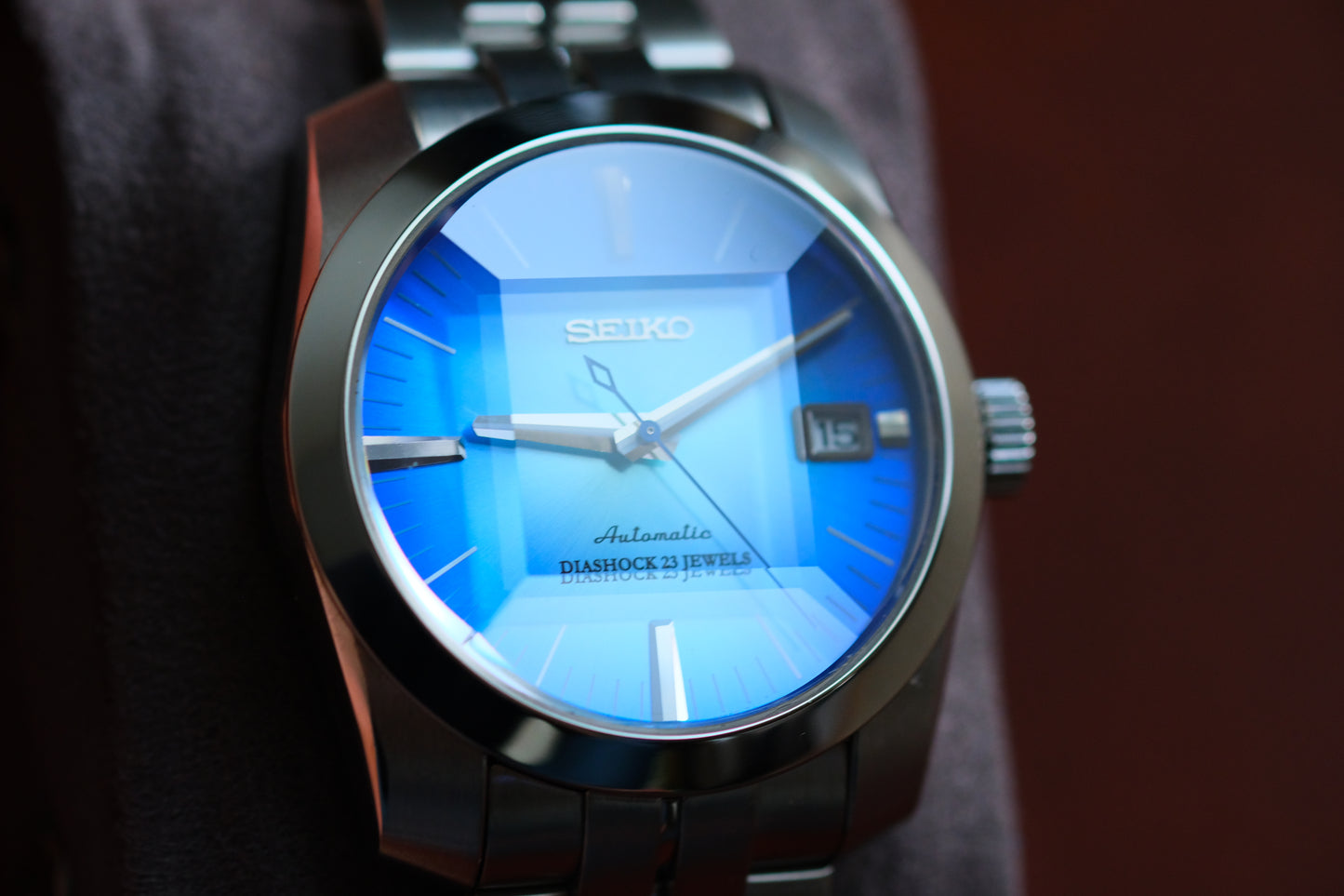 SARB001 6R15-00D0 Rare with Sunburst Blue Dial Sapphire Glass Cut