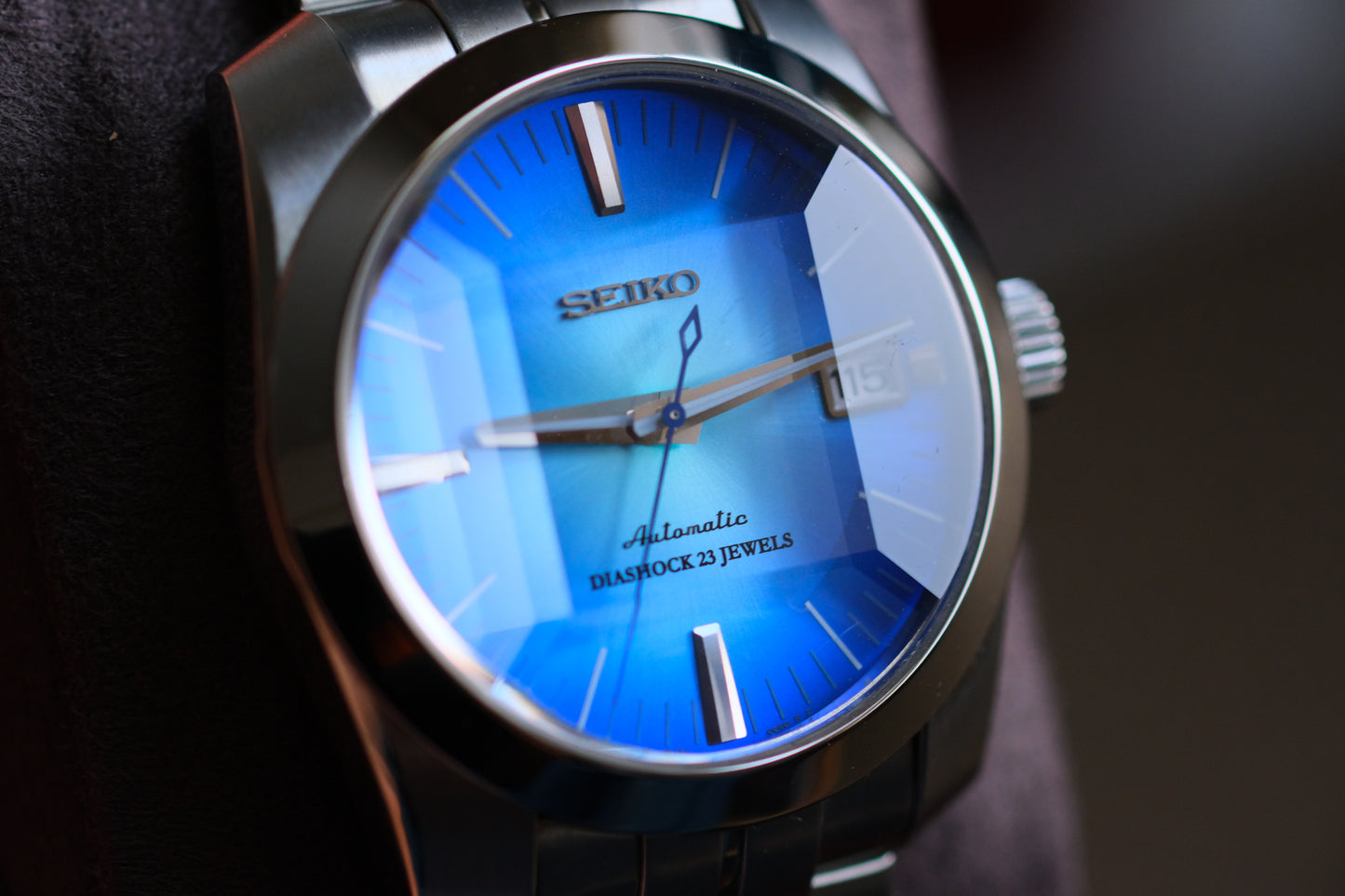 SARB001 6R15-00D0 Rare with Sunburst Blue Dial Sapphire Glass Cut