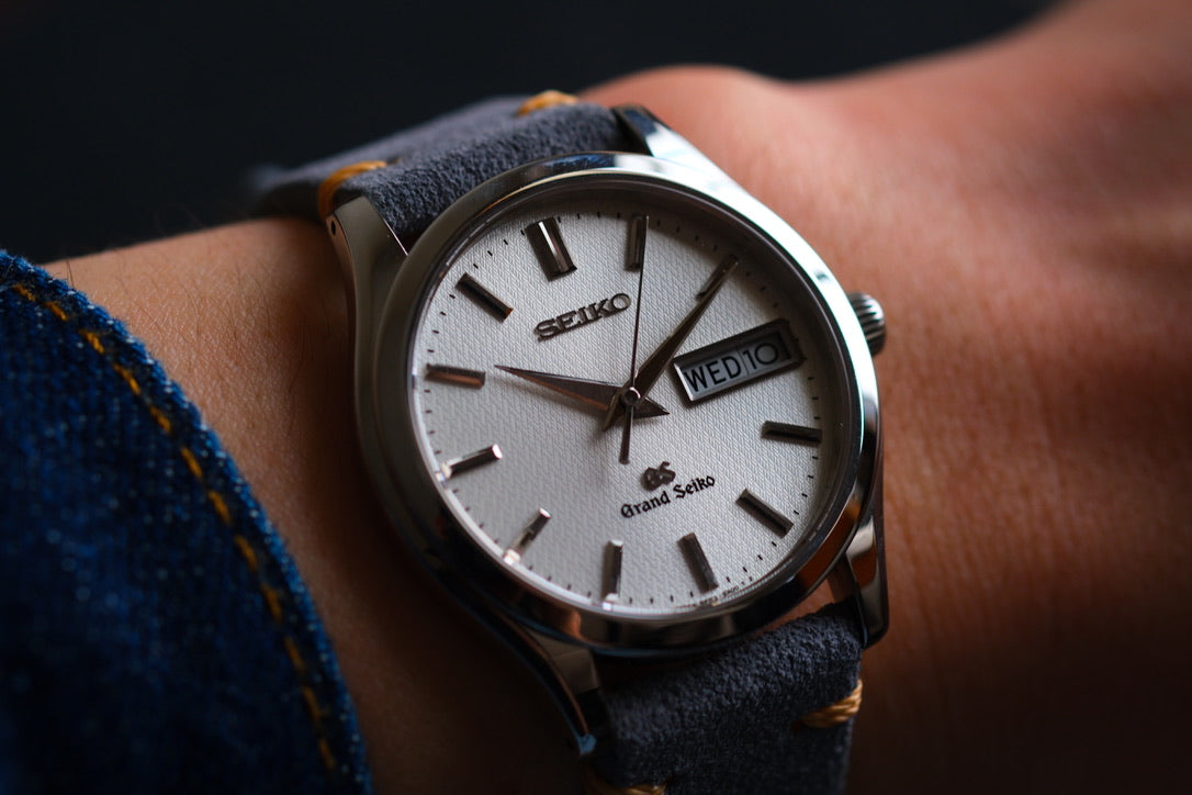 Grand Seiko 9F83-9A00 Quart Double Date Beautifull White Silver Texture Dial Mint Excellent Condition Full Serviced