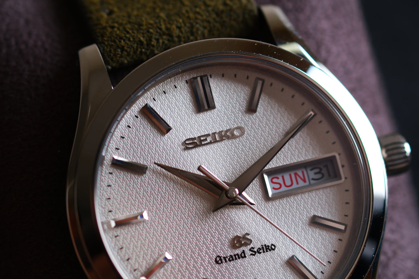 Grand Seiko 9F83-9A00 Quart Double Date Beautifull White Silver Texture Dial Excellent Condition