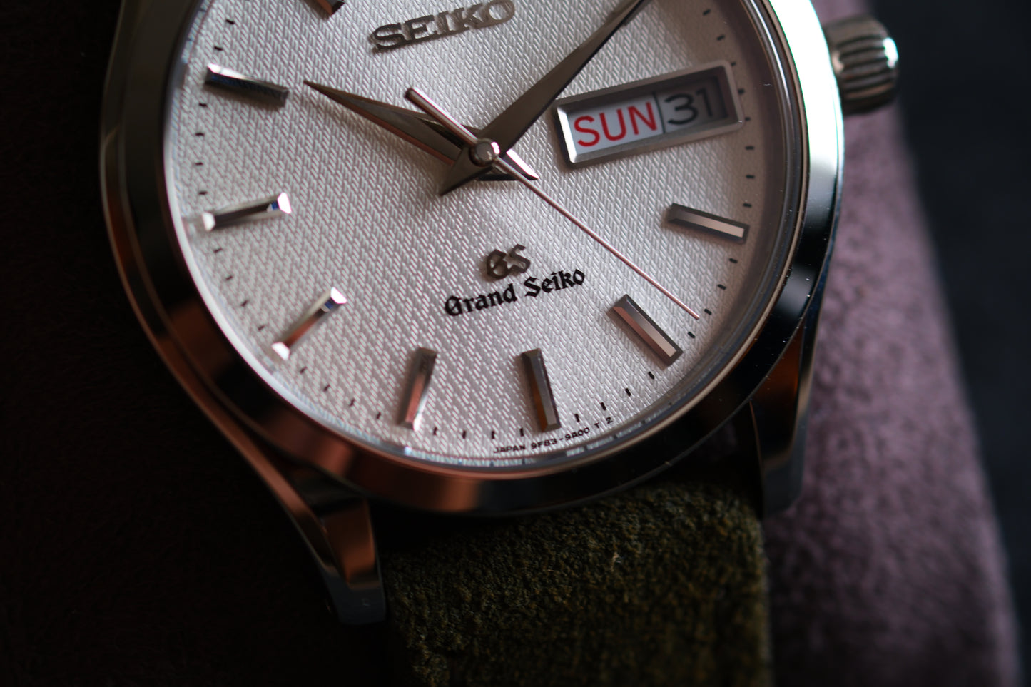 Grand Seiko 9F83-9A00 Quart Double Date Beautifull White Silver Texture Dial Excellent Condition